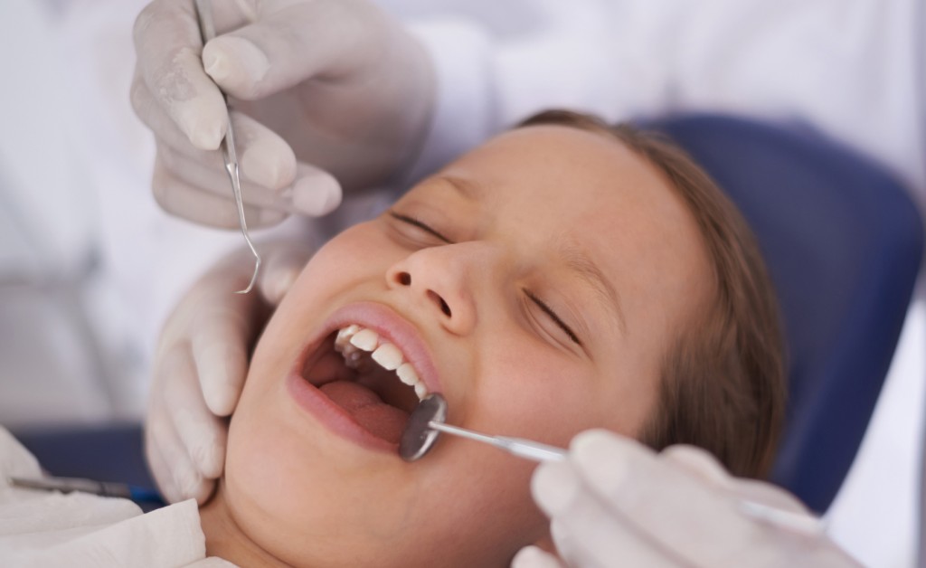 A dentist performing a dental examination of a little girl's teethhttp://195.154.178.81/DATA/shoots/ic_783161.jpg