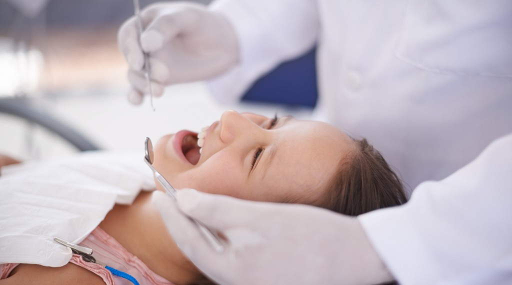 A young girl at the dentist for a check-uphttp://195.154.178.81/DATA/shoots/ic_783161.jpg